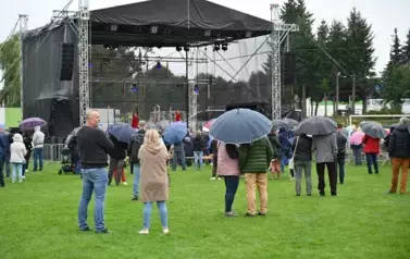 widzimy dużą grupę os&oacute;b słuchającą koncertu