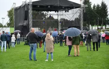 widzimy dużą grupę os&oacute;b słuchającą koncertu