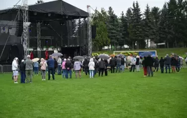 widzimy dużą grupę os&oacute;b słuchającą koncertu