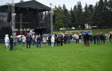 widzimy dużą grupę os&oacute;b słuchającą koncertu