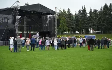 widzimy dużą grupę os&oacute;b słuchającą koncertu