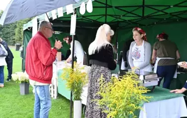 widzimy panie sprzedające na stoisku oraz klient&oacute;w