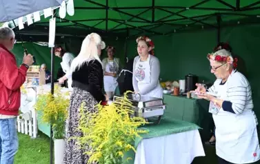 widzimy panie sprzedające na stoisku oraz klient&oacute;w