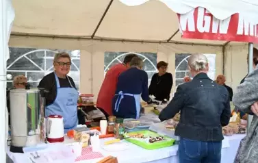widzimy panie sprzedające placki