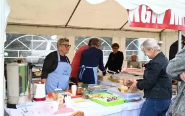 widzimy panie sprzedające placki