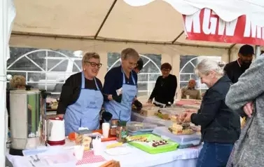widzimy panie sprzedające placki