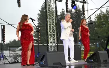 widzimy pana oraz dwie panie śpiewające na scenie