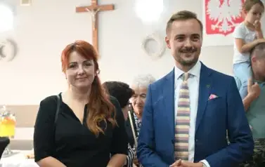 widzimy pana i panią oraz tłum os&oacute;b za nimi