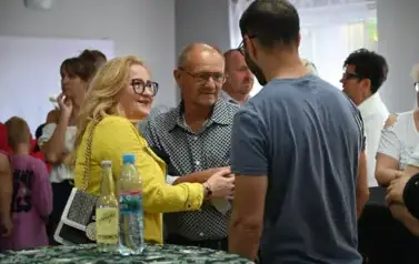 widzimy osoby rozmawiające ze sobą