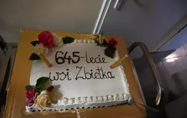 widzimy tort na 645-lecie wsi Zbietka