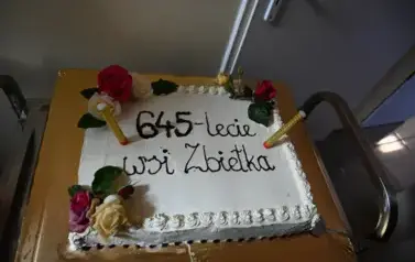 widzimy tort na 645-lecie wsi Zbietka