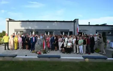 widzimy dużą ilość stojącą przed budynkiem 