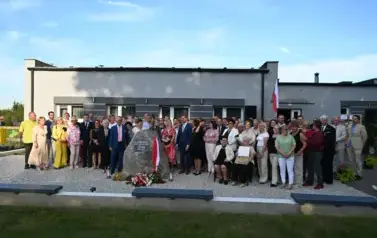 widzimy dużą ilość stojącą przed budynkiem 