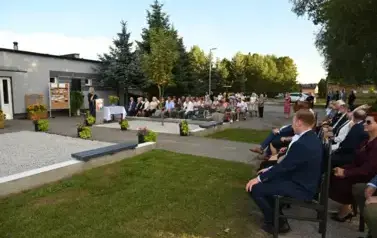 widzimy dużą ilość os&oacute;b siedzącą na krzesłach