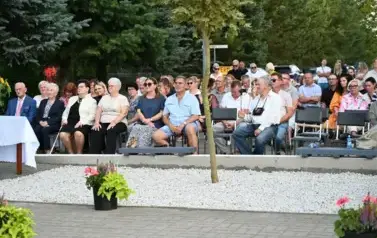 widzimy dużą ilość os&oacute;b siedzących na krzesłach