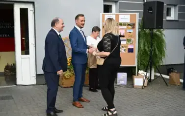 widzimy pana przekazującego upominek pani