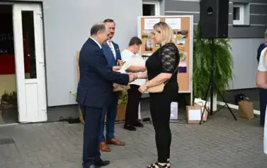 widzimy pana przekazującego upominek pani