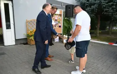 widzimy przekazanie upominku jednemu z pan&oacute;w
