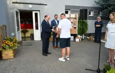 widzimy przekazanie upominku jednemu z pan&oacute;w