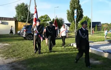 widzimy idącą delegacje sztandarową