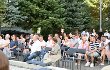 widzimy dużą grupę os&oacute;b siedzących na krzesłach