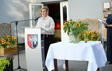 widzimy panią m&oacute;wiącą do mikrofonu 