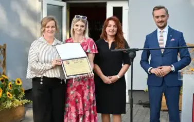 widzimy pana, panią oraz 2 panie trzymające dokument w ręce