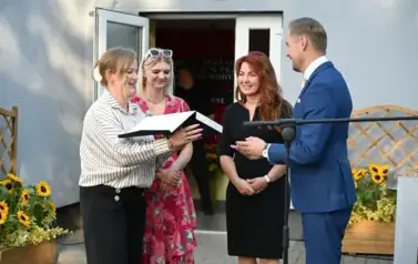 widzimy 3 panie oraz pana stojących na przeciw siebie