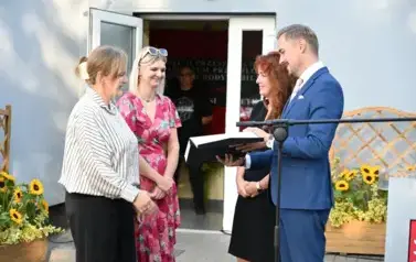 widzimy 3 panie oraz pana stojących na przeciw siebie