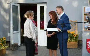 widzimy 3 panie oraz pana stojących na przeciw siebie