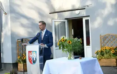 widzimy pana Burmistrza m&oacute;wiącego do mikrofonu