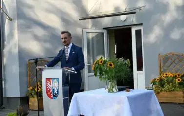 widzimy pana Burmistrza m&oacute;wiącego do mikrofonu
