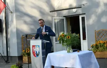 widzimy pana Burmistrza m&oacute;wiącego do mikrofonu