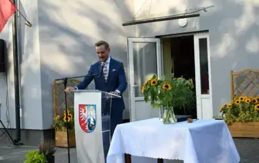 widzimy pana Burmistrza m&oacute;wiącego do mikrofonu