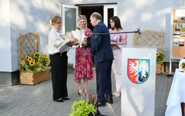 widzimy pana wręczającego kwiaty jednej z pań