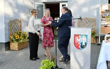 widzimy 3 panie oraz pana stojących obok mikrofonu