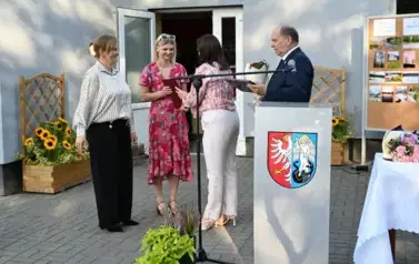 widzimy 3 panie oraz pana stojących obok mikrofonu