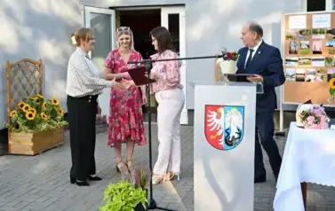 widzimy 3 panie oraz pana stojących obok mikrofonu