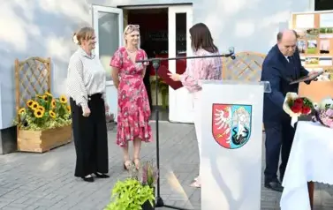 widzimy 3 panie oraz pana stojących obok mikrofonu
