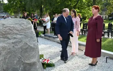 widzimy 3 panie stojące na baczność oraz pana wracającego do rzędu