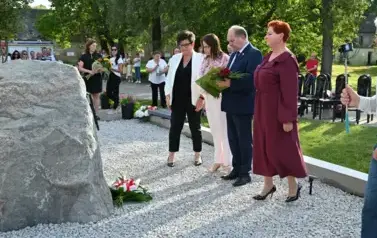 widzimy stojącą przed pomnikiem delegacje z kwiatami