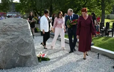 widzimy idącą delegacje z kwiatami