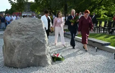 widzimy idącą delegacje z kwiatami