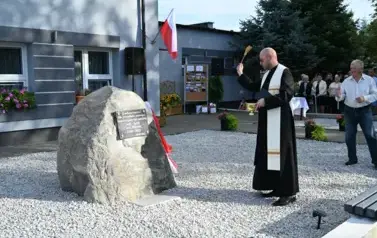 widzimy księdza, kt&oacute;ry świeci pomnik