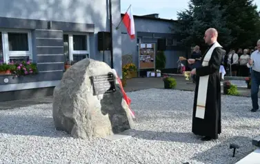 widzimy księdza, kt&oacute;ry świeci pomnik