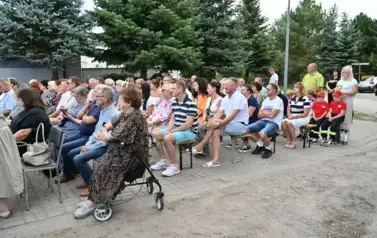widzimy siedzące osoby na krzesłach
