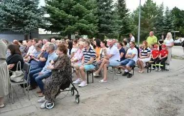 widzimy siedzące osoby na krzesłach