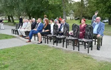 widzimy siedzące na krzesłach osoby