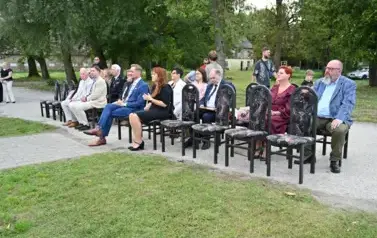 widzimy siedzące na krzesłach osoby