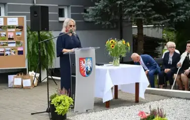widzimy panią m&oacute;wiącą do mikrofonu, obok niej siedzą inne osoby 